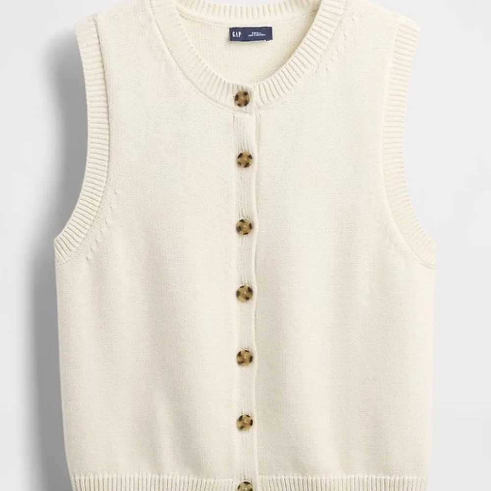 GAP Cropped Sleeveless Button Down Cardigan Sweater Vest in Cream White - Picture 6 of 7